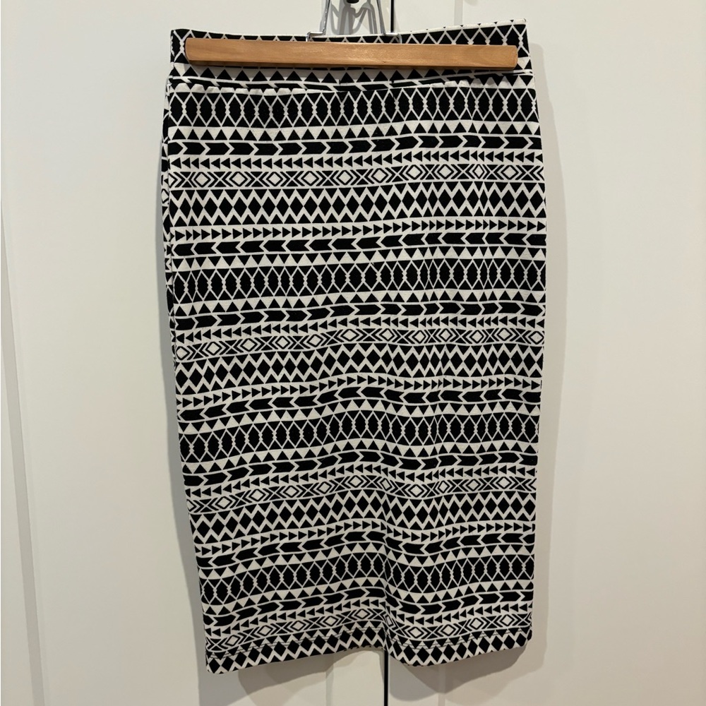 Renee C. Size small, geometric print pull-on pencil skirt. Soft stretch knit.